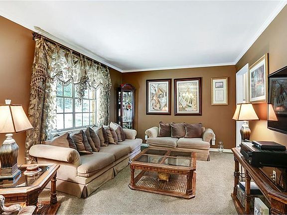 5th image of 1494 Greenwood Dr