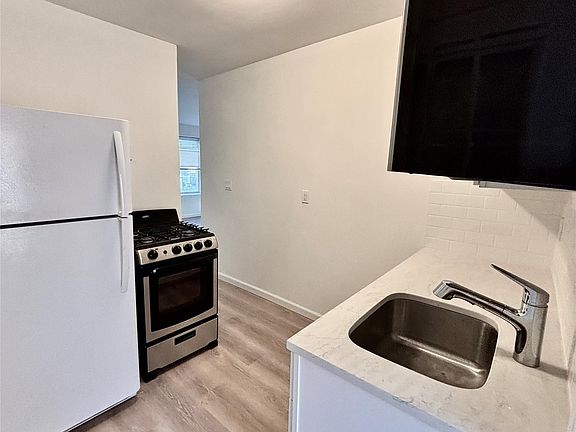 4th image of 28 Davis St #1