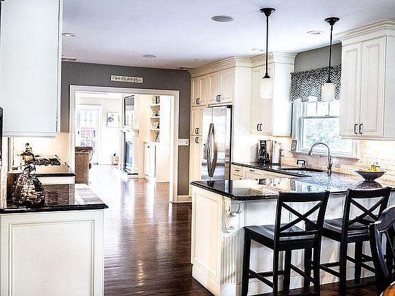 5th image of 120 Rollstone Ave