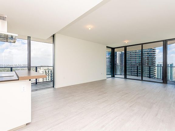 4th image of 1000 Brickell Plz #4412