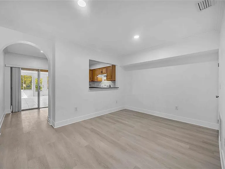 727 Kensington Lake Cir — Photo 16