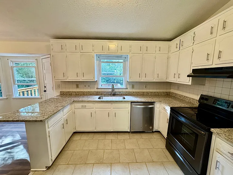 3355 Poplar Dr — Photo 6