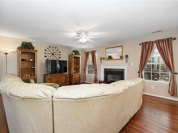 4th image of 2128 Southcross Dr