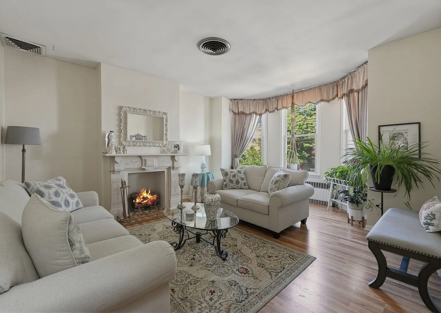 3 bed, 1.0 bath, 1100 sqft, $3,500 — Photo 4