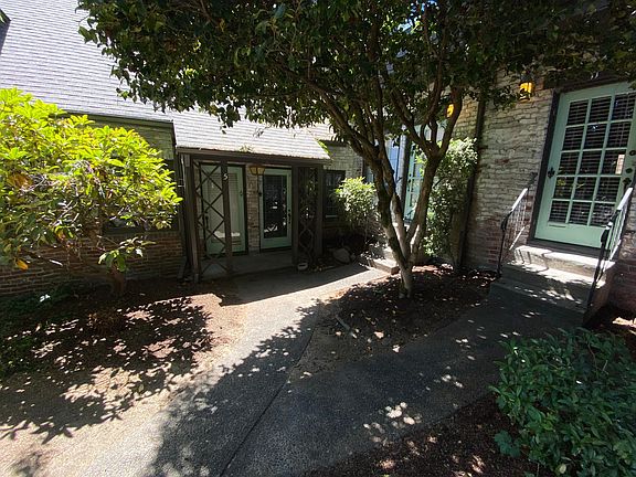 3rd image of 4225 Brooklyn Ave NE APT 8