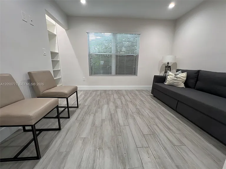 1405 N 46th Ave — Photo 13