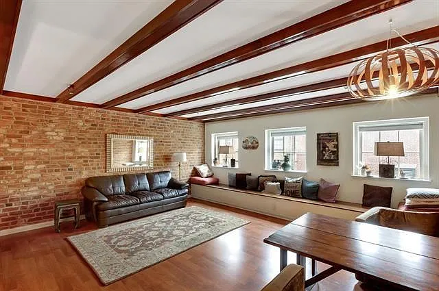 2 bed, 1.0 bath, 921 sqft, $1,900 — Photo 4