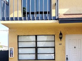 2221 W 52nd St, Hialeah, FL