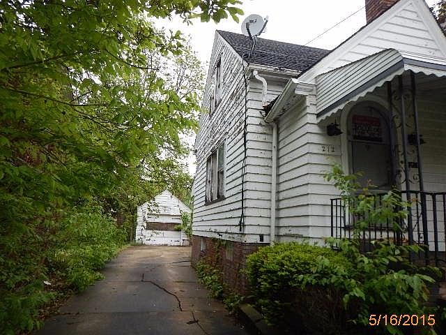 1st image of 212 E Ravenwood Ave
