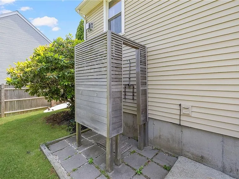 30 Lock Ln — Photo 13