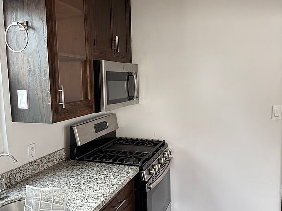 4th image of 261 W Willow St