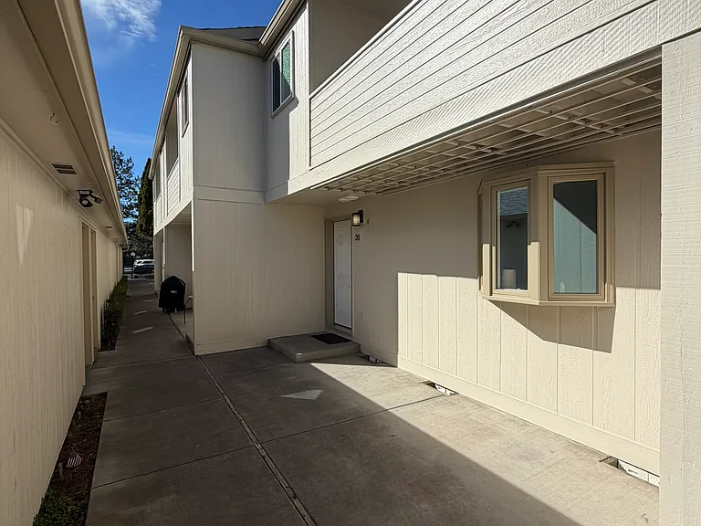 1050 NE Butler Market Rd #20 — Photo 34