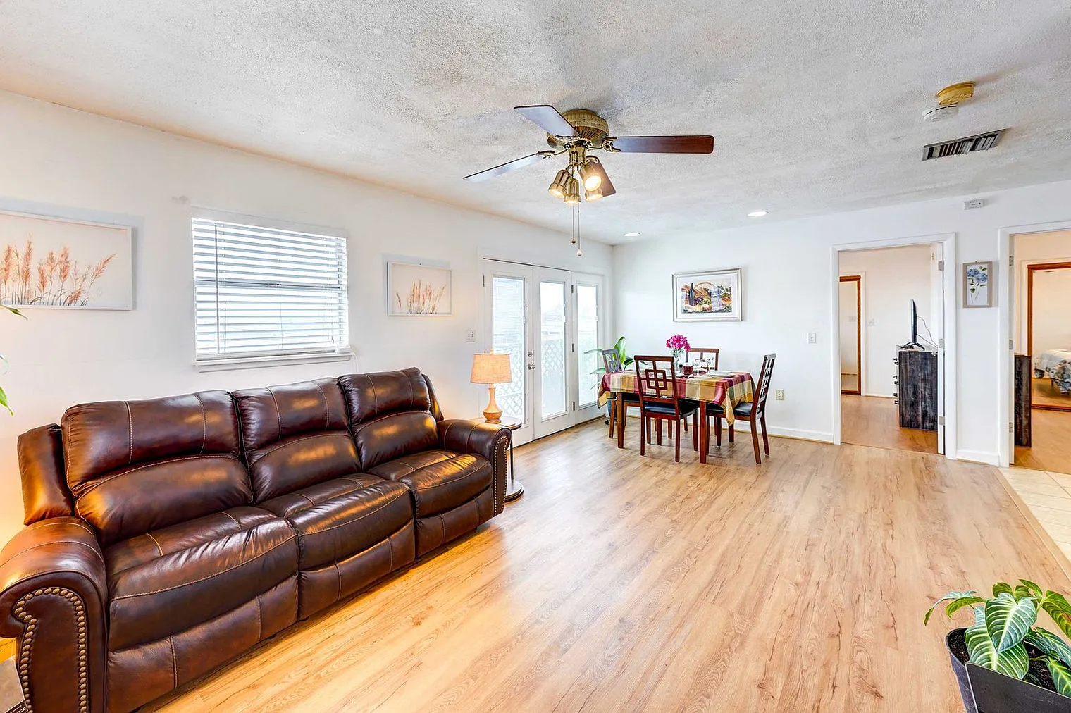 2 bed, 1.0 bath, 990 sqft, $1,524 — Photo 1
