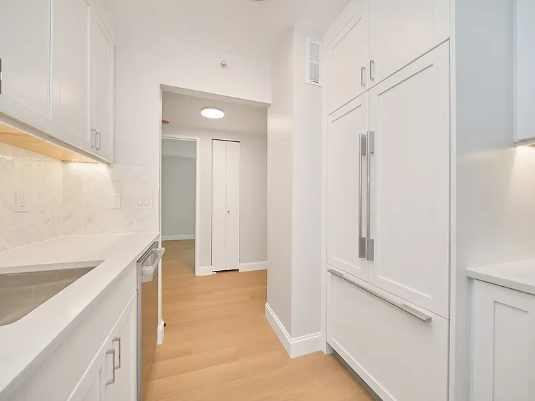 160 Riverside Blvd #7T — Photo 8