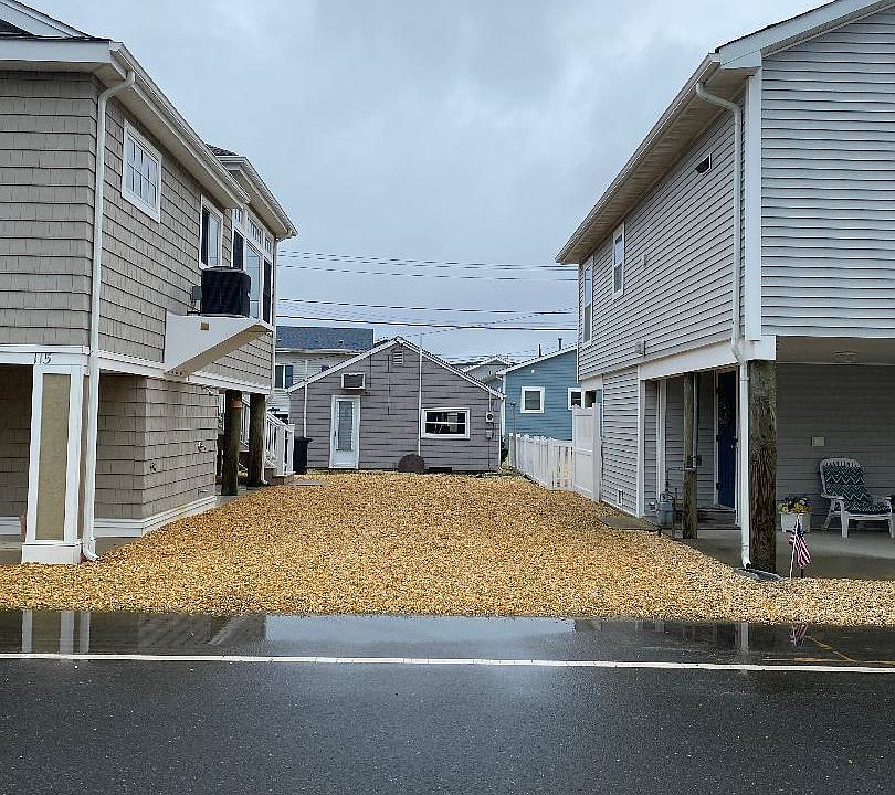 2nd image of 114 W Dolphin Way