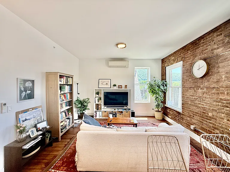 475 Main St #3R — Photo 1