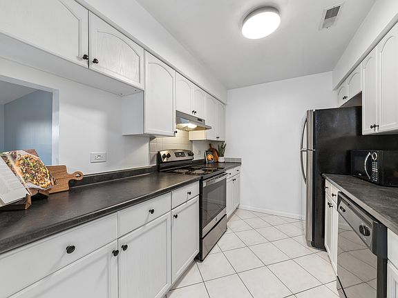 2nd image of 1424 Stonebridge Cir APT L9