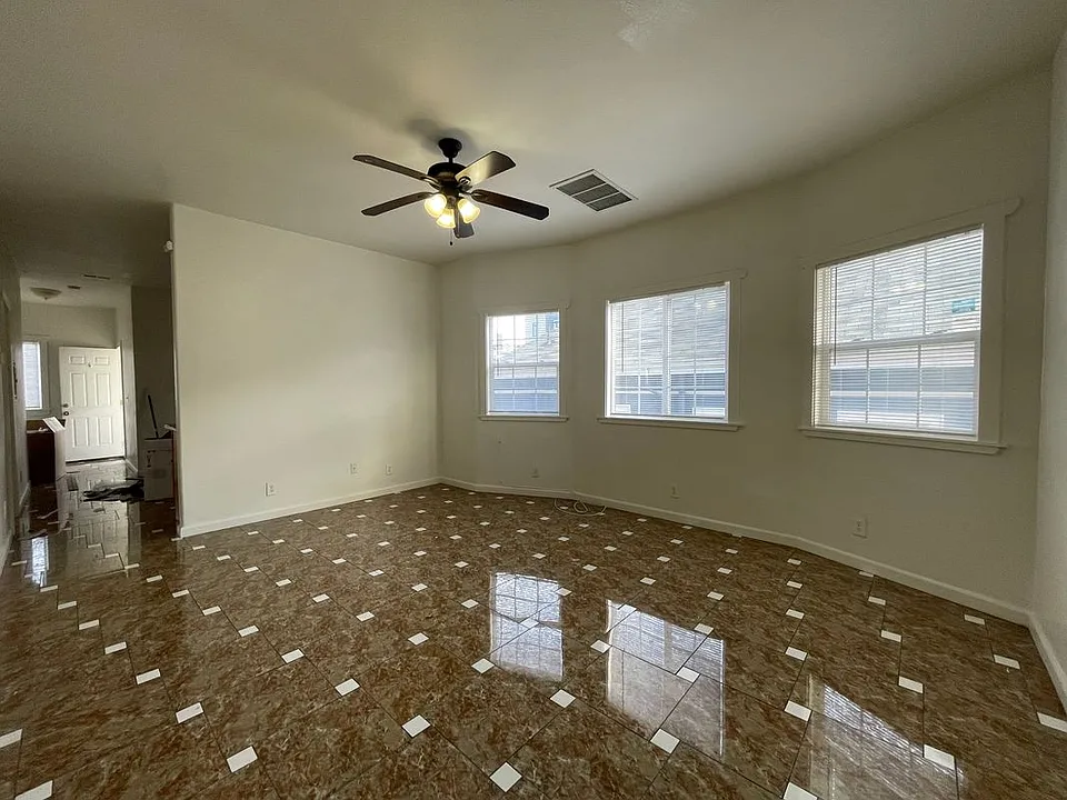 682 W Macarthur Blvd