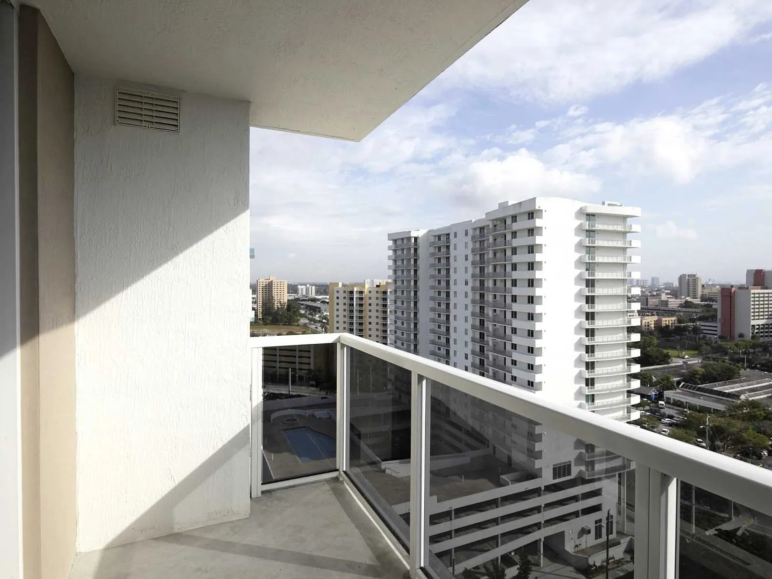 Oak Plaza — Photo 2