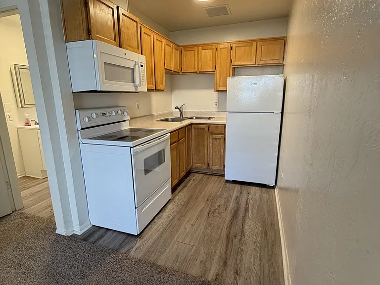 118 W Aero Dr — Photo 1
