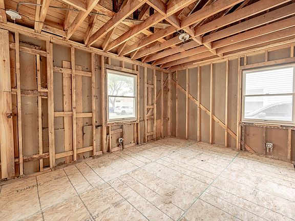 4th image of 1531 Beach Ave