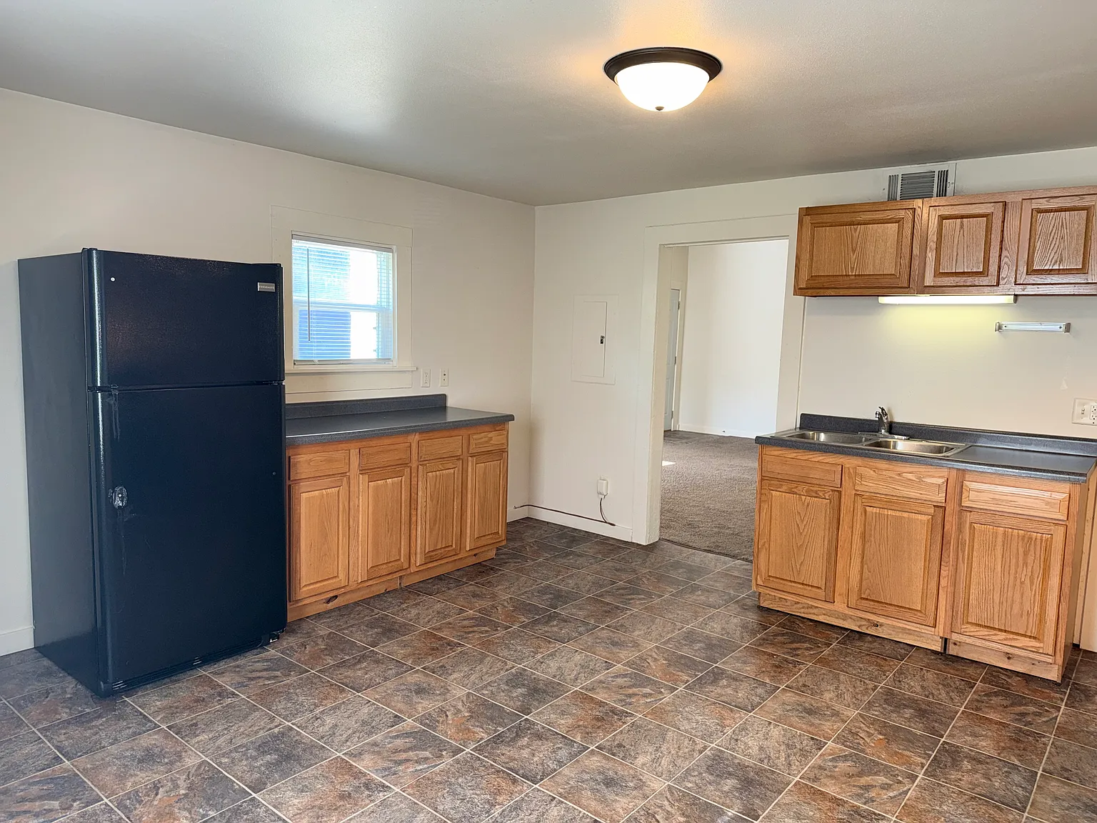 3 bed, $1,050 — Photo 2