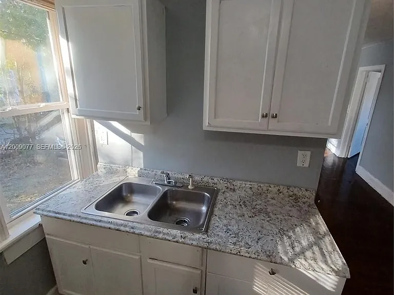 1710 W 2nd St — Photo 5