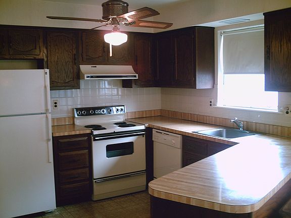 Good working kitchen with dinette area