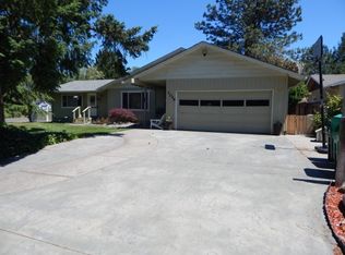 1046 Mayfair Ln, Grants Pass, OR 97527