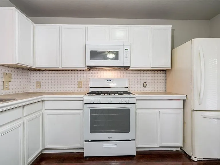 19007 Remington Park Dr — Photo 2
