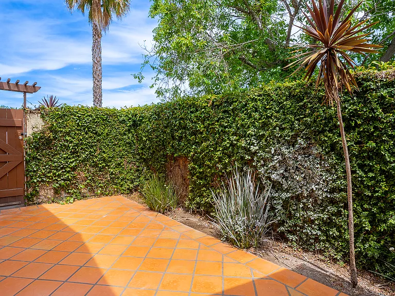 8330 Lilienthal Ave — Photo 39