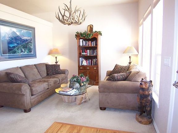 Bright formal living room w/ lots of natural light
