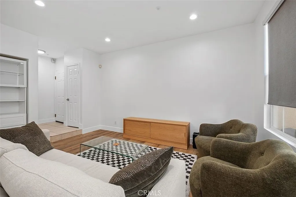 2 bed, 2.5 bath, 1080 sqft, $3,600 — Photo 3