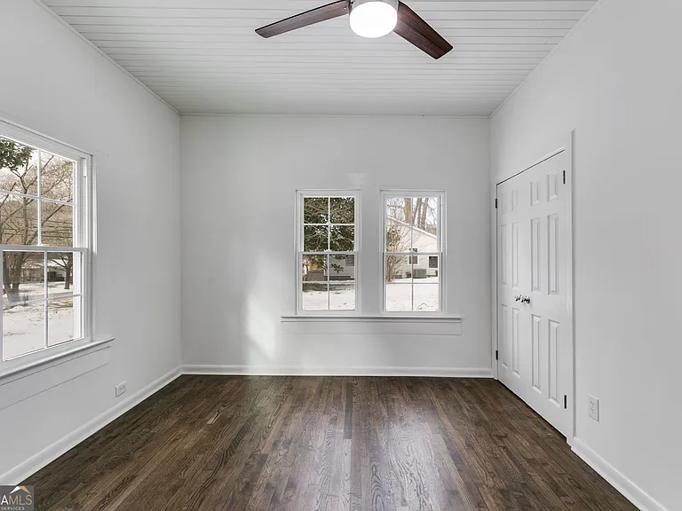 734 W College St — Photo 11