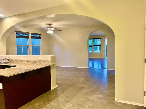 3rd image of 1053 W Caroline Ln