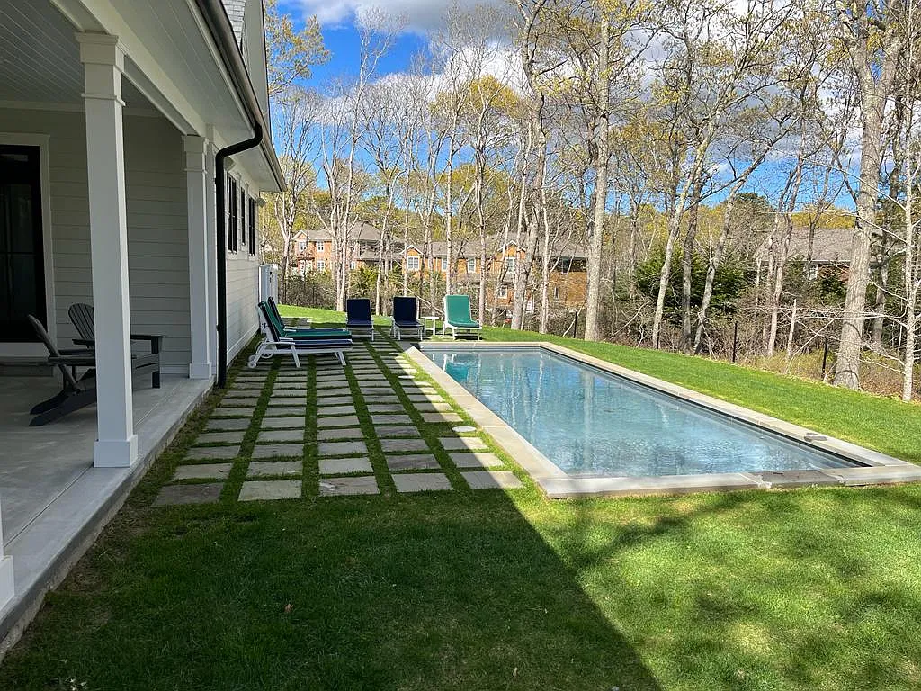 Modern Farm House Perfect Location in East Hampton — Photo 2