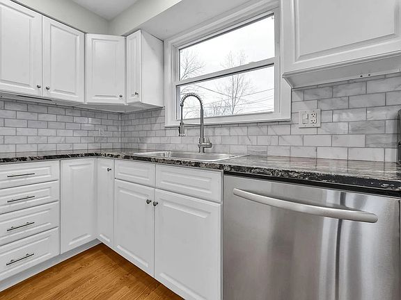 3rd image of 2375 Swansea Rd
