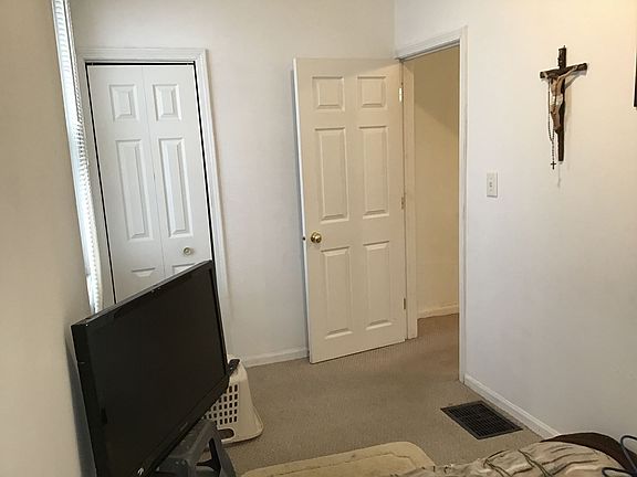 3rd image of 415 Powell Ave