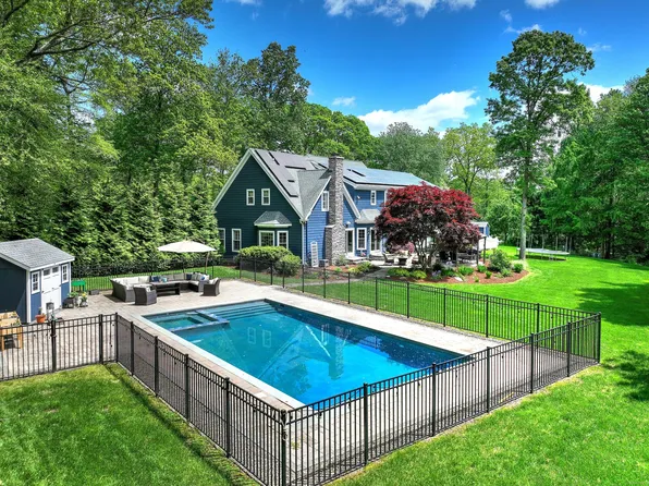 10 Grove Hill Road, Woodbridge, CT 06525