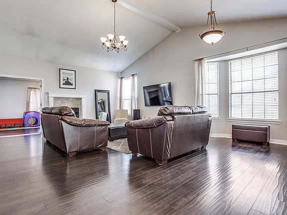 5th image of 2705 Collins Blvd