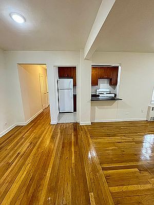 3rd image of 140-18 Burden Cres #405