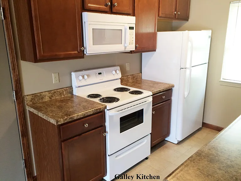 1350 El Camino Dr — Photo 2