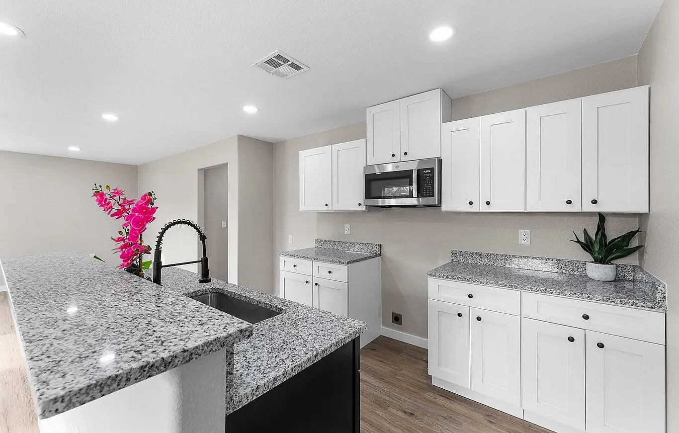 3 bed, 3.5 bath, 1600 sqft, $1,900 — Photo 3