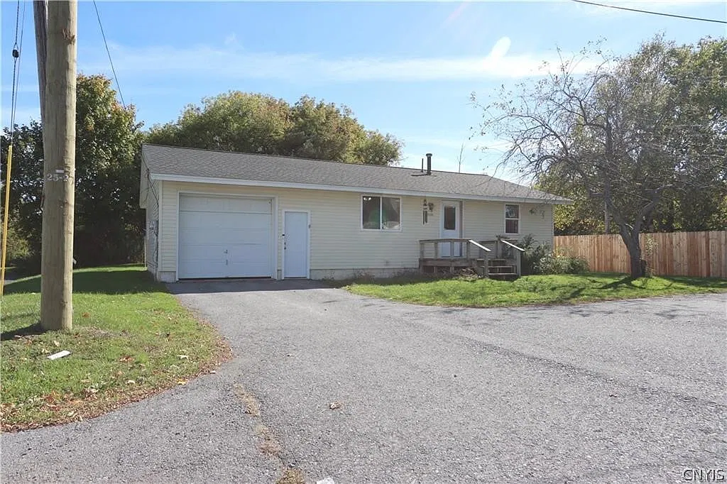 2 bed, 1.0 bath, 2718 sqft, $1,200 — Photo 1
