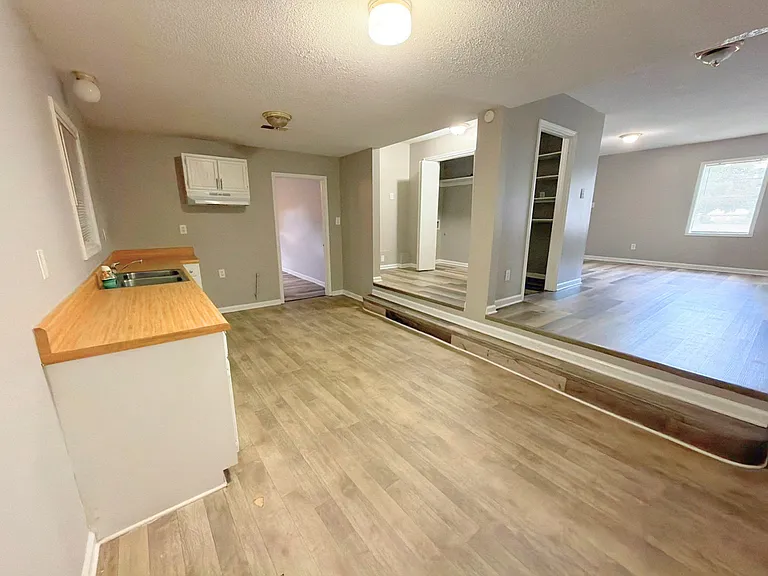 445 W Brooks Rd — Photo 4