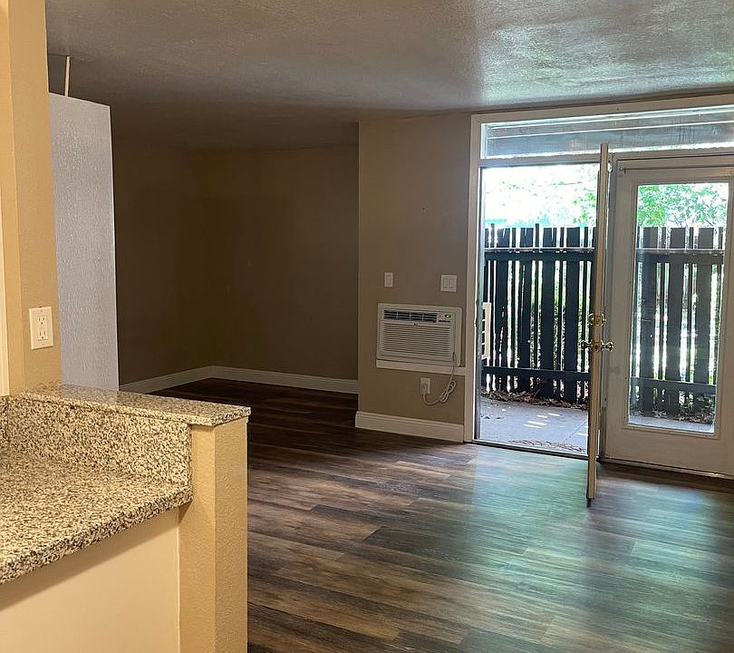 1st image of 3515 Lakeside Dr #134