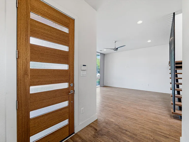 207 Adrian Dr — Photo 3