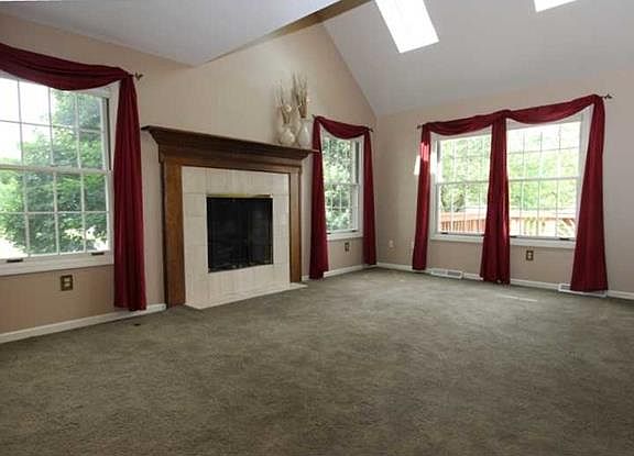 4th image of 37 Pond Ct N