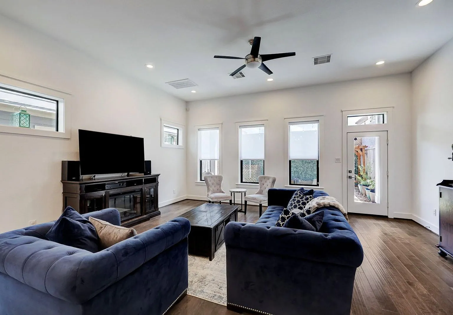 3 bed, 3.5 bath, 2080 sqft, $3,600 — Photo 4
