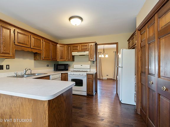 4th image of 642 Franklin Ave